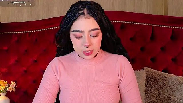 Snapshot of TaniaRedd_ chatting on 12.19.25 TaniaRedd online show from 12.19.25