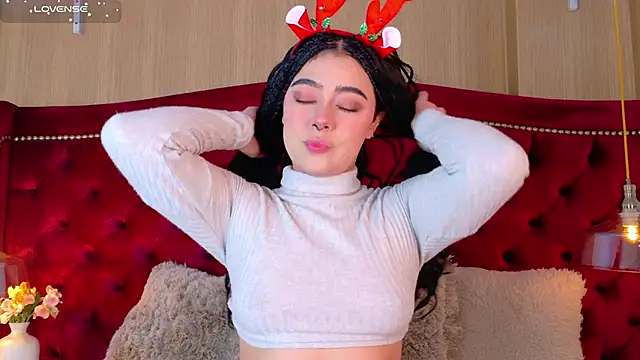 Snapshot of TaniaRedd_ chatting on 12.21.25 TaniaRedd online show from 12.21.25