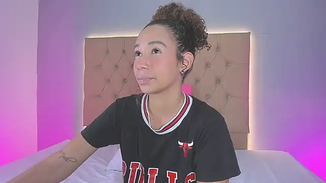 Snapshot of EmmaLawrence_ chatting on 02.04.26 EmmaLawrence online show from 02.04.26