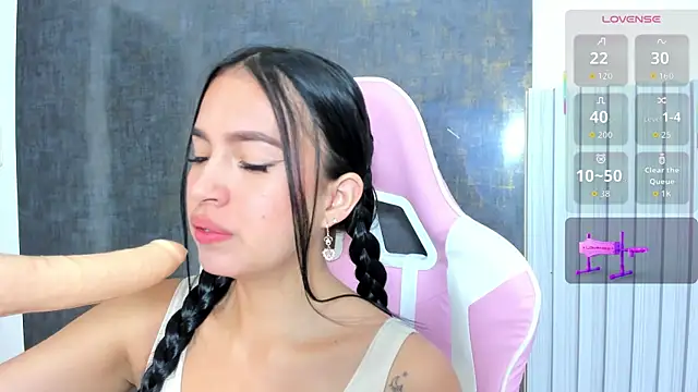 Snapshot of antonella_guzman_ chatting on 12.17.25 antonella guzman online show from 12.17.25