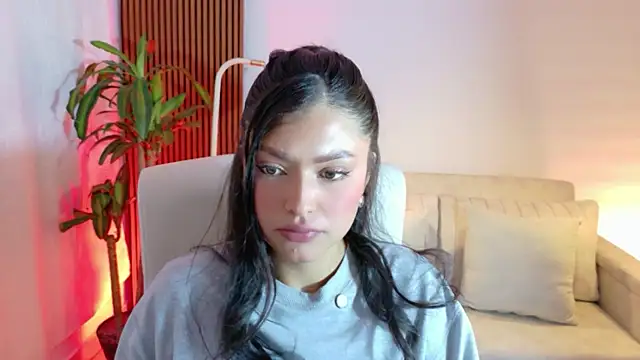 Snapshot of victoria___moon chatting on 12.20.25 victoria moon online show from 12.20.25