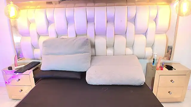 Snapshot of AprillRoss chatting on 01.05.26 AprillRoss online show from 01.05.26