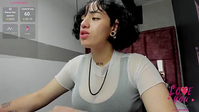 Snapshot of Kiara_Fox__ chatting on 04.19.26 Kiara Fox online show from 04.19.26
