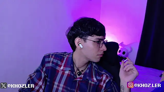 Snapshot of khoz_ler_ chatting on 12.19.25 khoz ler online show from 12.19.25