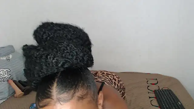 Snapshot of Belle2556 chatting on 12.23.25 Belle2556 online show from 12.23.25