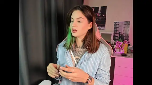 Snapshot of NikkieKitty chatting on 12.16.25 NikkieKitty online show from 12.16.25