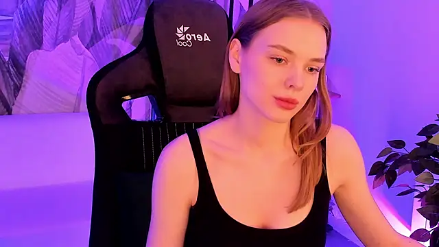 Snapshot of BellaHaadiid chatting on 12.21.25 BellaHaadiid online show from 12.21.25