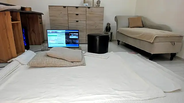 classy medea online show from 04.04.26