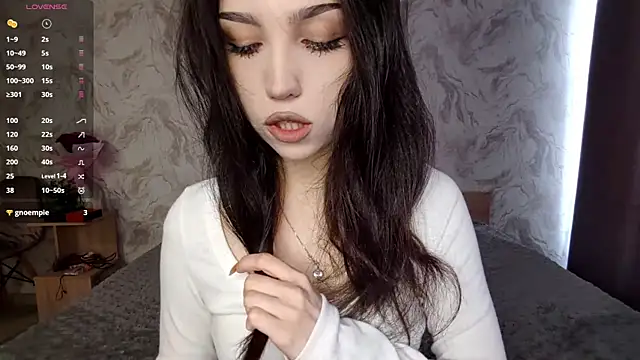 Snapshot of Qwami_Amie chatting on 04.27.26 Qwami Amie online show from 04.27.26