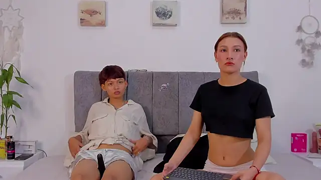 Snapshot of tefi_meow_ chatting on 12.22.25 tefi meow online show from 12.22.25