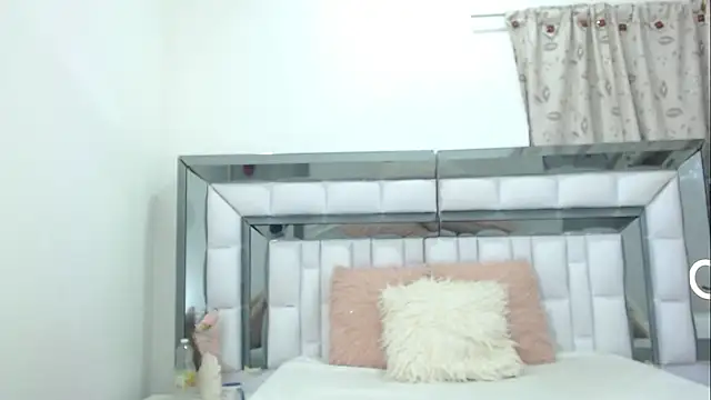 Snapshot of rebecagoldene chatting on 12.23.25 rebecagoldene online show from 12.23.25