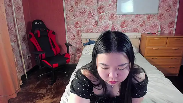 hungrybunny333 online show from 12.17.25