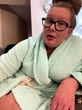 Snapshot of kissmyarch chatting on 12.21.25 kissmyarch online show from 12.21.25