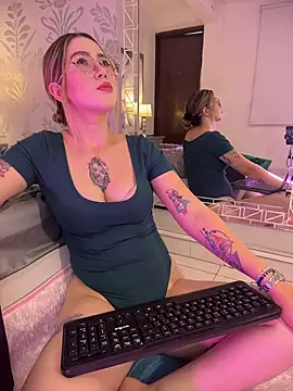 Annyhathatway online show from 04.01.26