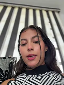 Snapshot of Valeria-escobar chatting on 04.19.26 Valeria-escobar online show from 04.19.26