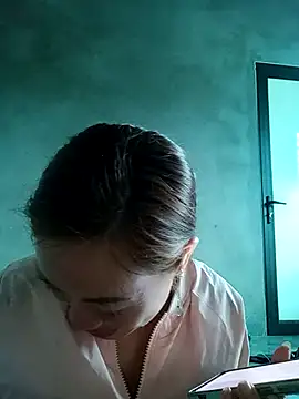 Snapshot of little-effy chatting on 12.15.25 little-effy online show from 12.15.25