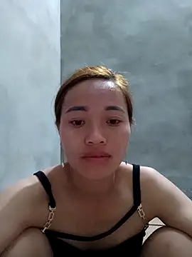 Snapshot of little-effy chatting on 12.21.25 little-effy online show from 12.21.25