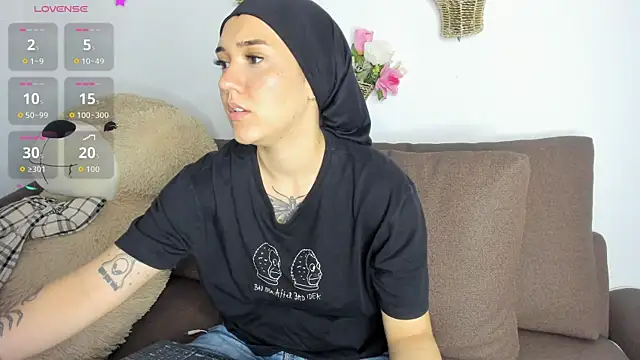 Snapshot of Darele_ chatting on 12.19.25 Darele online show from 12.19.25