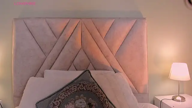 Amelia Saenz  online show from 02.17.26