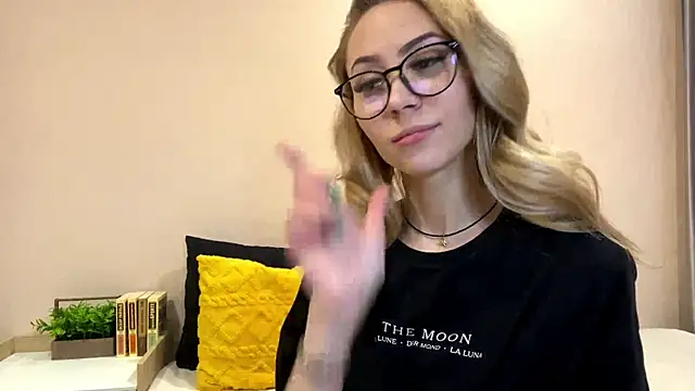 Snapshot of sun_under_skyy chatting on 12.18.25 sun under skyy online show from 12.18.25