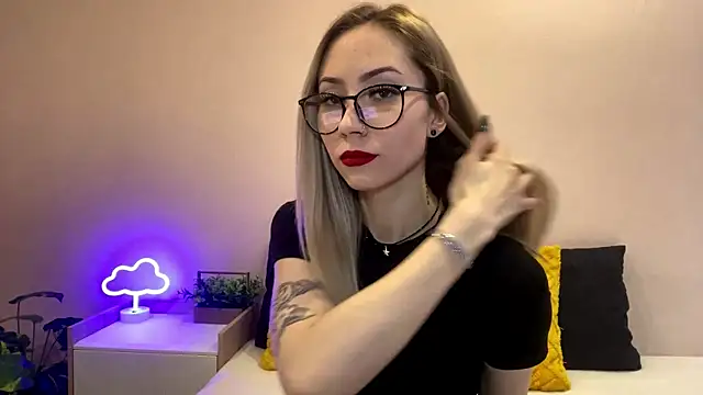 Snapshot of sun_under_skyy chatting on 12.19.25 sun under skyy online show from 12.19.25