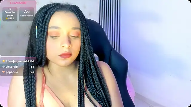 Snapshot of khiara___ chatting on 12.20.25 khiara online show from 12.20.25