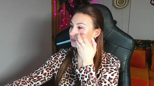 NoraFoxes online show from 12.21.25