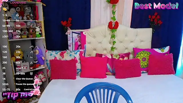 Snapshot of golden_girl01 chatting on 06.17.26 golden girl01 online show from 06.17.26