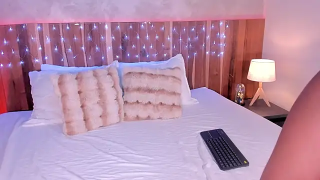 KrystalWoodss online show from 12.16.25