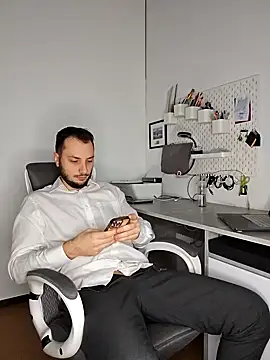 Lovebackground online show from 12.04.24