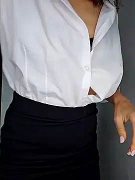 Lovebackground online show from 10.14.25