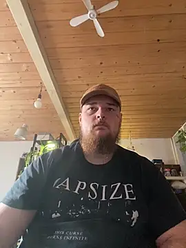 Snapshot of YoursxTruly chatting on 12.16.25 YoursxTruly online show from 12.16.25