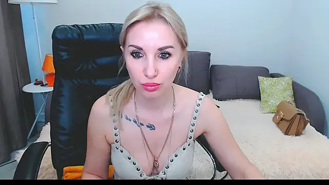 Snapshot of Hanna--Sweet chatting on 05.10.26 Hanna--Sweet online show from 05.10.26