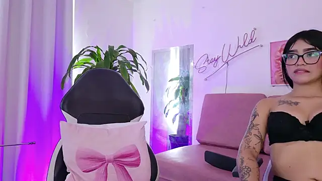 Snapshot of Emmy_And_Luna chatting on 04.16.26 Emmy And Luna online show from 04.16.26