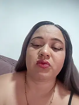 Snapshot of MMia_18 chatting on 12.17.25 MMia 18 online show from 12.17.25