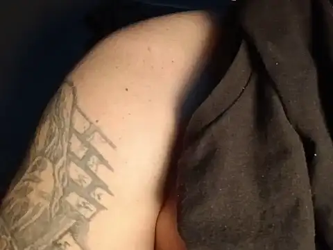 Snapshot of givr6inches chatting on 06.25.26 givr6inches online show from 06.25.26