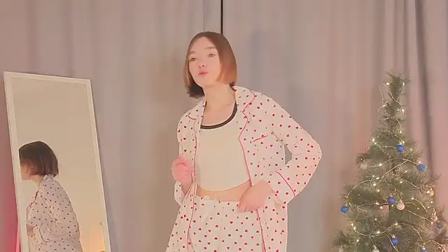 Snapshot of Leyla_crsh chatting on 12.16.25 Leyla crsh online show from 12.16.25