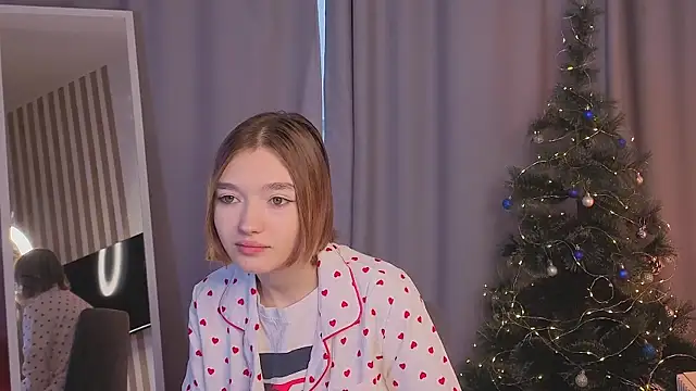 Snapshot of Leyla_crsh chatting on 12.17.25 Leyla crsh online show from 12.17.25