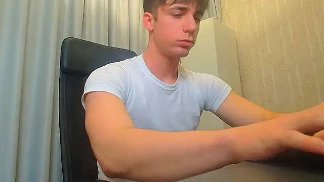 Snapshot of KellenWest chatting on 12.19.25 KellenWest online show from 12.19.25