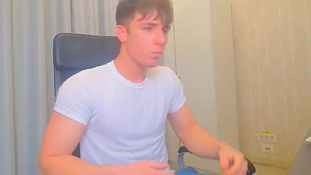 Snapshot of KellenWest chatting on 12.20.25 KellenWest online show from 12.20.25