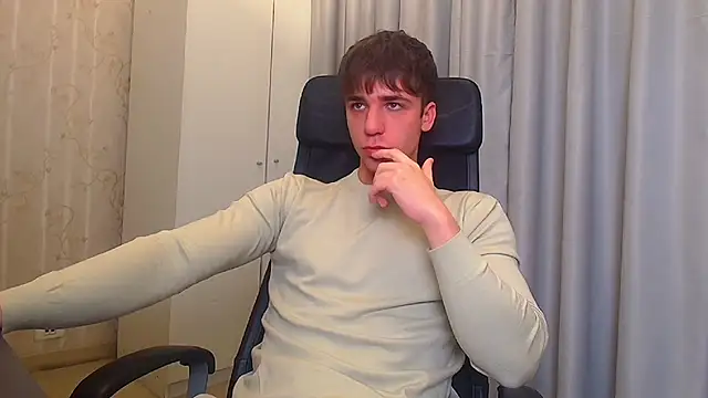 Snapshot of KellenWest chatting on 12.21.25 KellenWest online show from 12.21.25