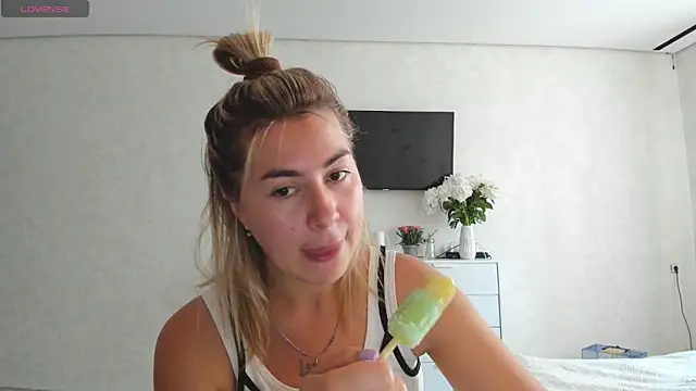 Snapshot of Roxi_Joy chatting on 06.05.26 Roxi Joy online show from 06.05.26