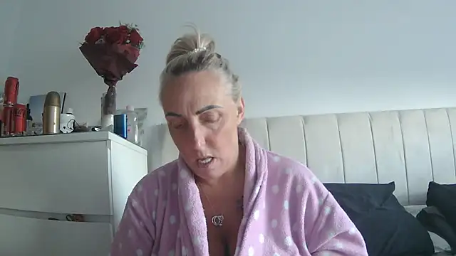 Snapshot of theblondecocklover chatting on 04.22.26 theblondecocklover online show from 04.22.26