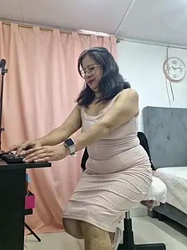 Snapshot of christy_ant chatting on 06.16.26 christy ant online show from 06.16.26