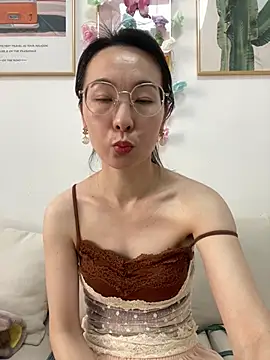 Snapshot of you-005 chatting on 03.15.26 you-005 online show from 03.15.26