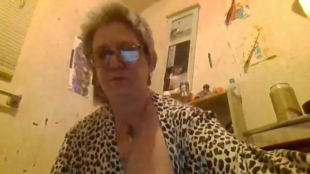 Snapshot of becky1111 chatting on 04.10.26 becky1111 online show from 04.10.26
