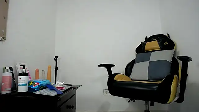 Snapshot of dhany_her chatting on 05.29.26 dhany her online show from 05.29.26