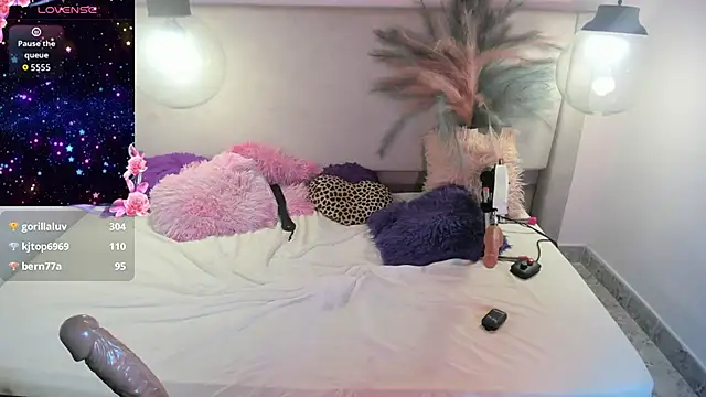 Snapshot of Isafdz chatting on 12.20.25 Isafdz online show from 12.20.25