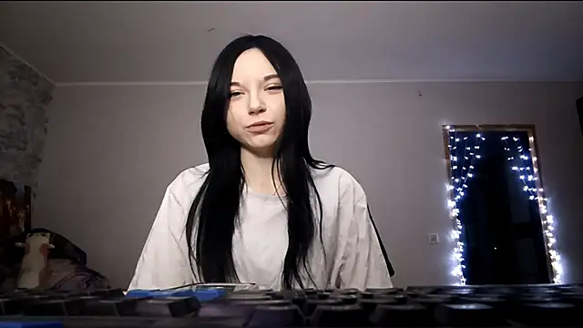 Snapshot of PazGingg chatting on 12.21.25 PazGingg online show from 12.21.25