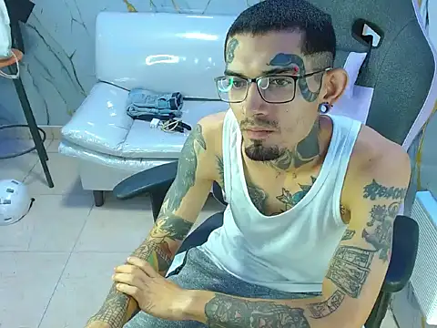 Snapshot of Boy_tatto77 chatting on 04.25.26 Boy tatto77 online show from 04.25.26